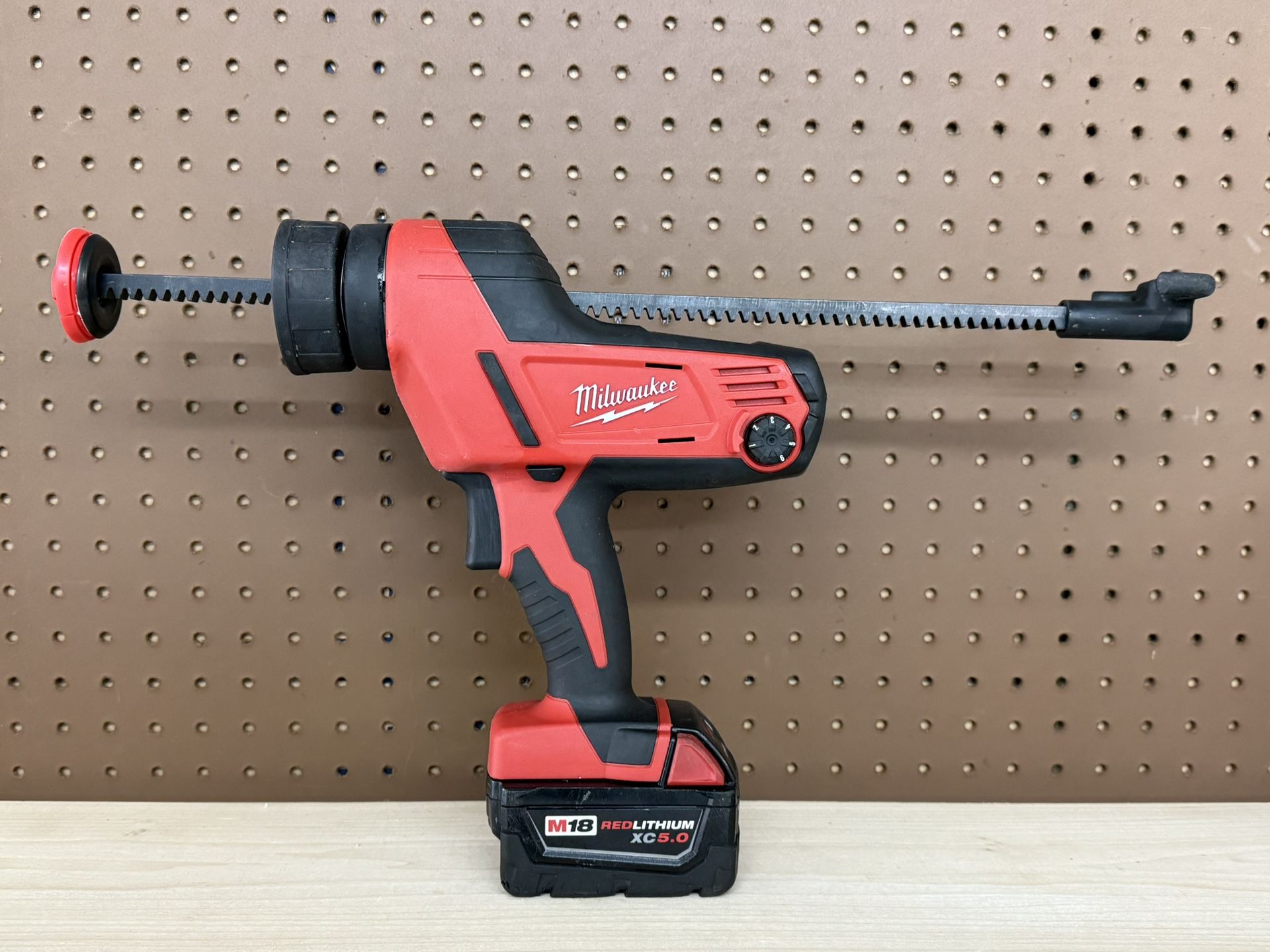 Milwaukee 2640-20 M18 Caulk & Adhesive Gun w/ 5Ah Battery