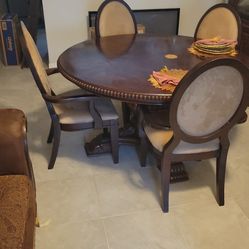 Round Dining Table With 4 Chair 