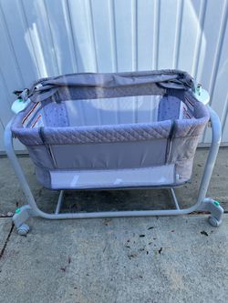 Bassinet with 2 Lounging Pads