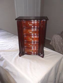 Jewelry box