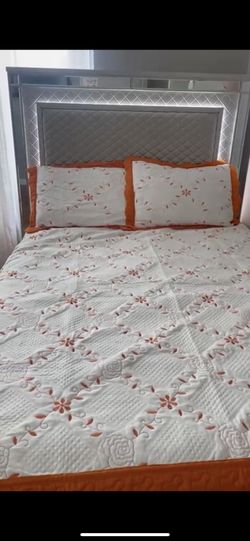 Like New Bed With It’s Vanity And Night Stand