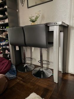 Mesa alta plegable y dos sillas altas (high foldable table and two high chairs)