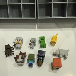 Minecraft Case And Little Figurines