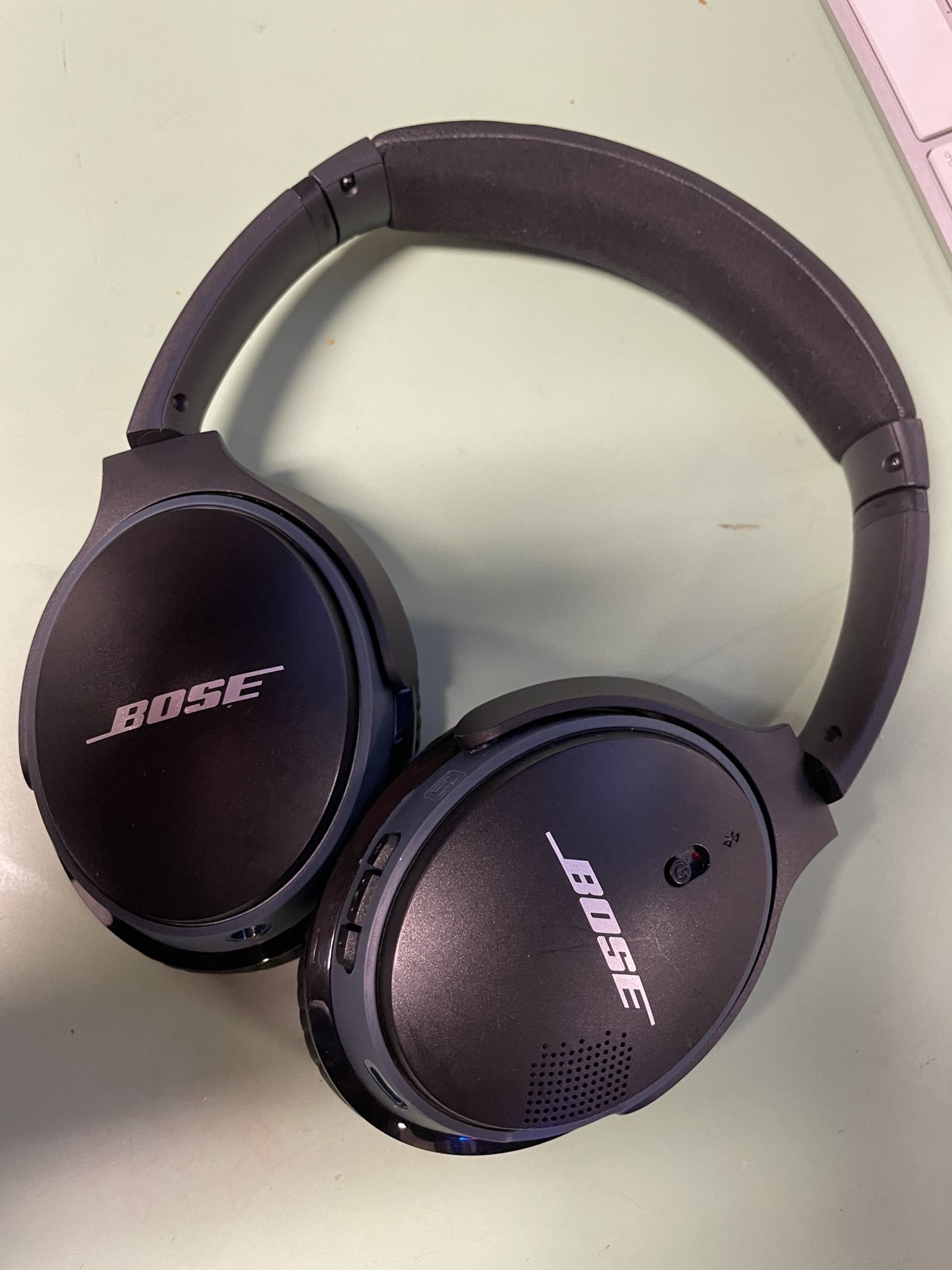 Bose Wireless headphones (Sound Canceling)