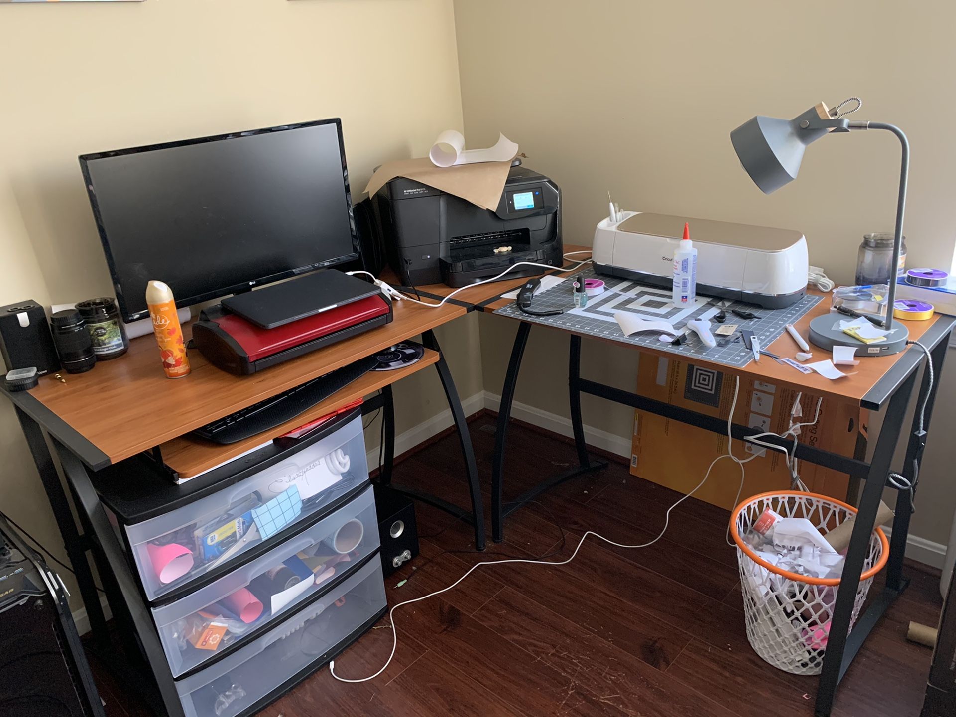 Desk (IGNORE CLUTTER)