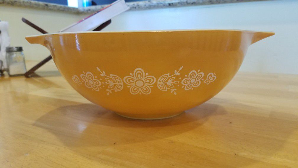 Pyrex Butterfly Gold Tabbed Cinderella Bowl