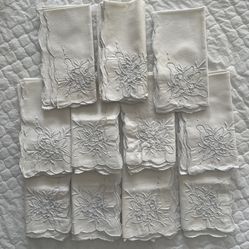 Vtg White Linen Napkins Set 11 Embroidered Floral Scalloped Edge 14”