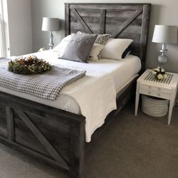 Wynnlow Gray Crossbuck Panel Bedroom Set/3-PIECE (BED, DRESSER, NIGHTSTAND)