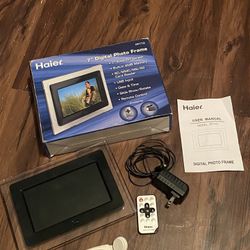 HAIER 7" Digital Photo Black Frame (PF710)
