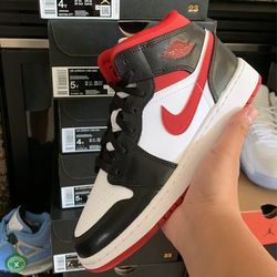 Jordan 1 mid gym red