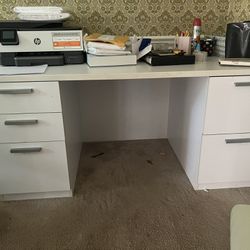 I am selling a nice white desk