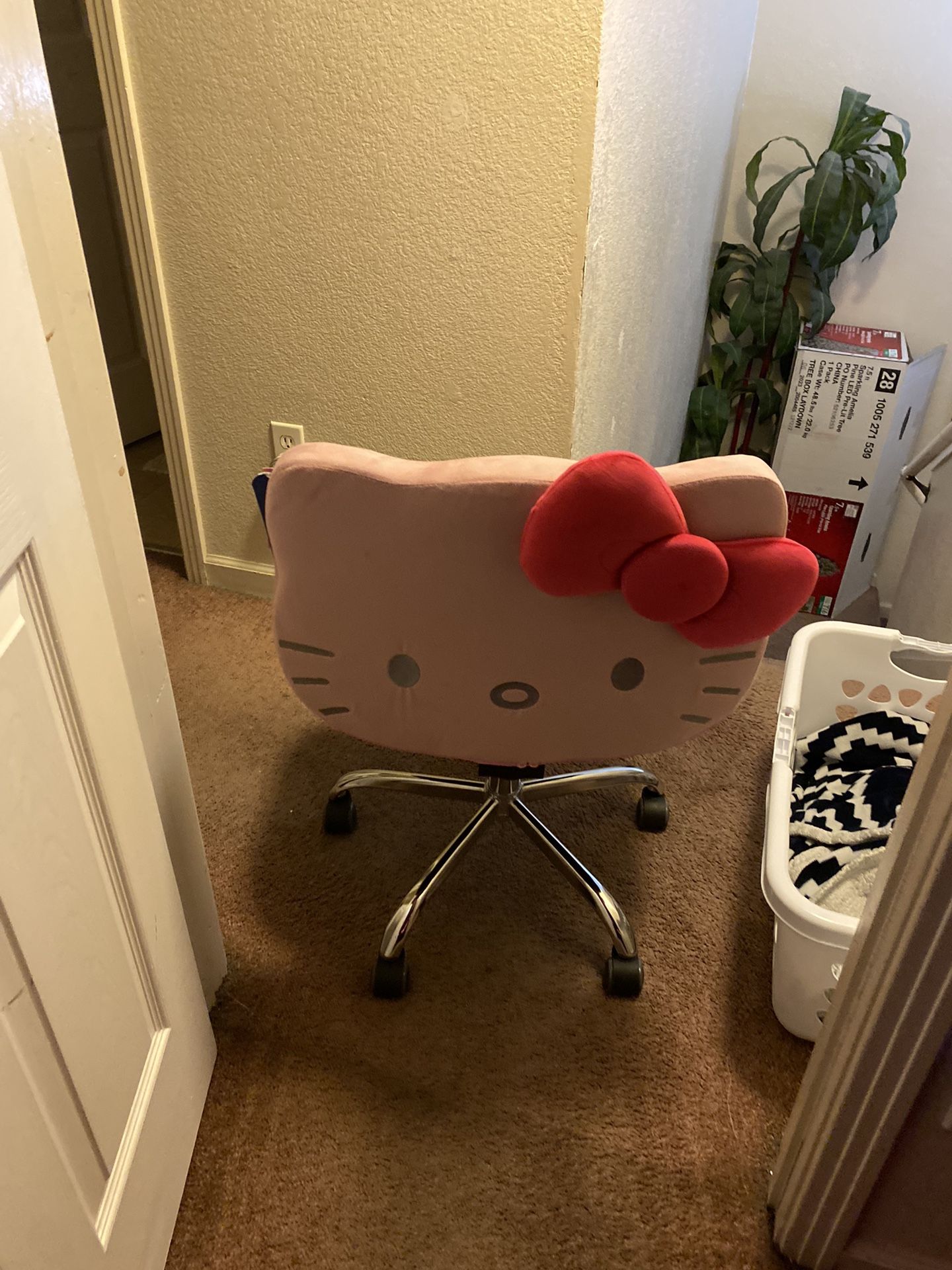 Hello Kitty Vanity Impressions Chair 