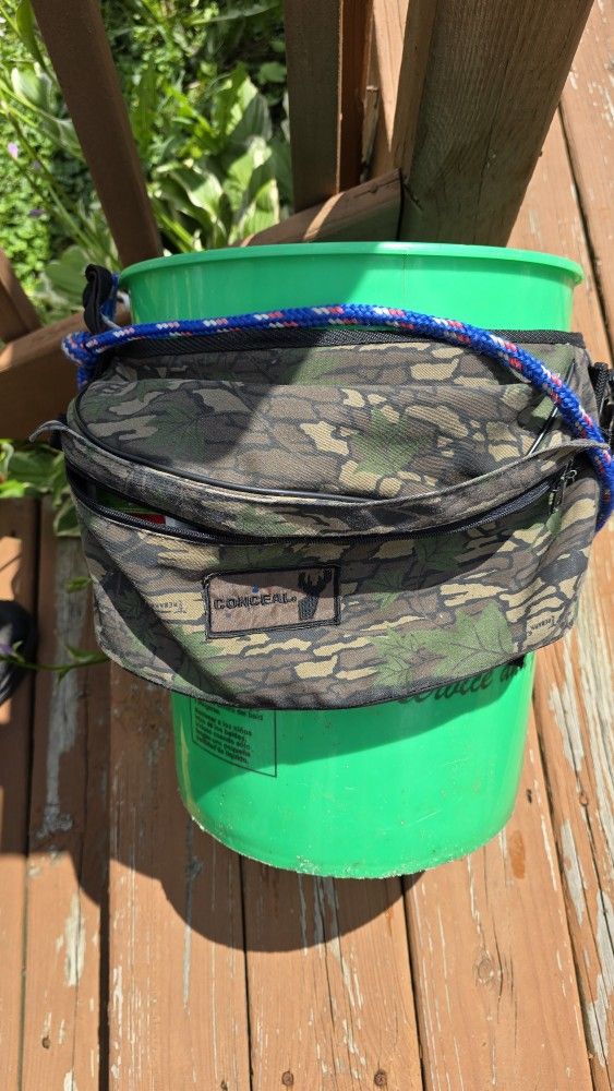 Conceal Camouflage Fanny Pack 7 Pocket Utility Waist Bag Hunting And Bucket And Fishing Lure Used