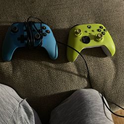 2 Xbox Series X Controllers 