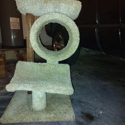 Cat scratch post/play