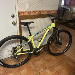 Trek Marlin 5 Mountain Bike 