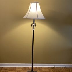  Floor Lamp/ Good Condition/ See Photos posted/ Pickup is in Lake Zurich 