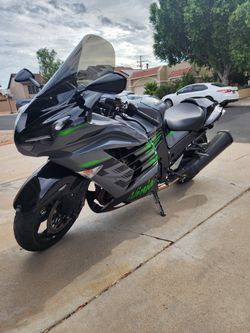 2021 Kawasaki Zx14R, Like New!