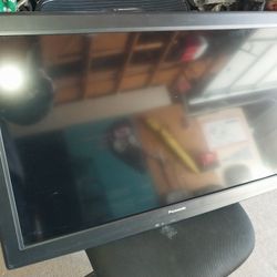 TV With Wall Mount Panasonic 37"