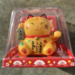 waving lucky cat! (solar powered) 