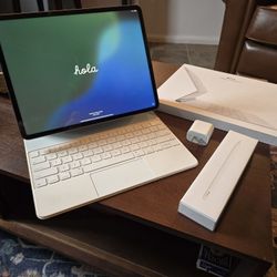 iPad Pro 256 GB M2 11" (4th Gen 2022) with Keyboard and Pencil