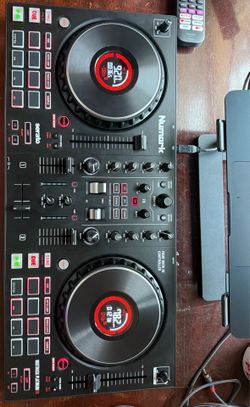 Numark Mixtrack Platinum FX DJ Controller + Mic + Carrying Case