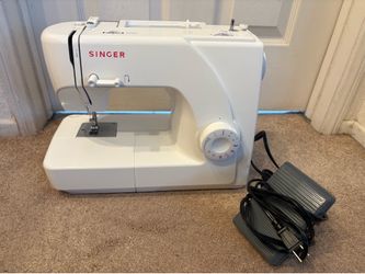 Singer Sewing Machine, Model 1507, works good, in very good condition, with foot pedal