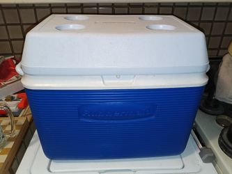 Rubbermaid 20"x12"x18" camping cooler ice chest with drink holder top