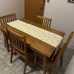 Wood Kitchen/Dining Room Table n Chairs