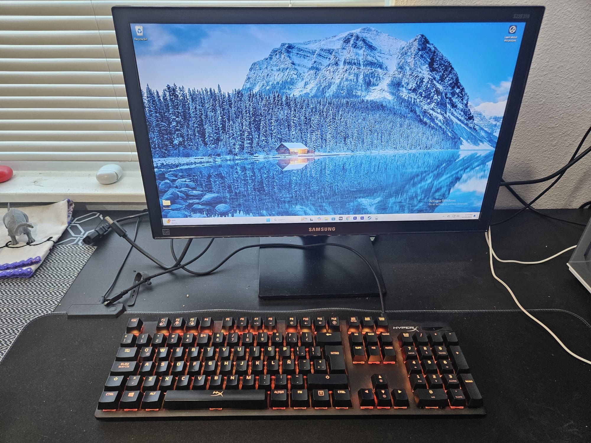 Keyboard Hyperx And Monitor Samsung