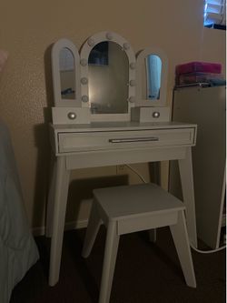 Little Girl Vanity with Lights