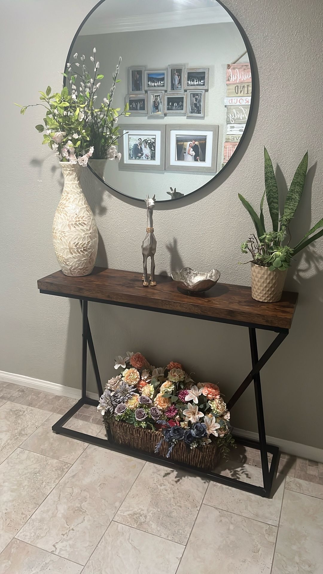 Table Entrance And Mirror