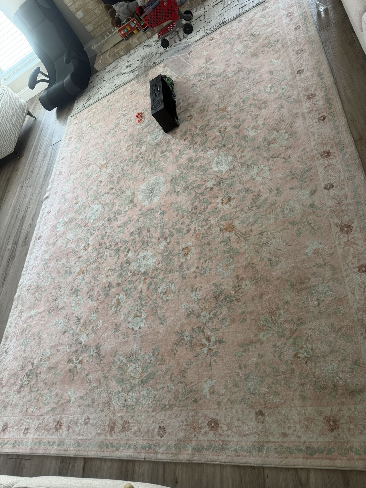 8x10 Area Rug. Soft Pink, Cream And Light Greenish Colored. It's Machine Washable. Non-slippery. Easy To Clean.