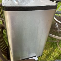 A Big  Silver Kitchen , Trash Can, The Foot Doesn’t Work Well (NO SHIPPING)