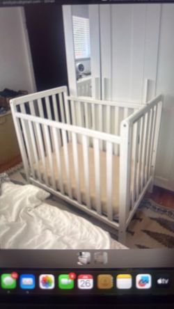 Mini crib, white with 1 waterproof mattress and 1 memory foam mattress + 2 mattress sheets