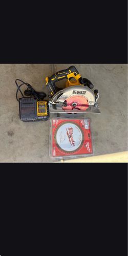 DEWALT 20v saw with charger and battery