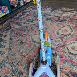 Bluey 3 wheel scooter tilt n turn three