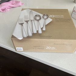 New Reed & Barton 20-Piece Beaumont Stainless Steel Flatware Set