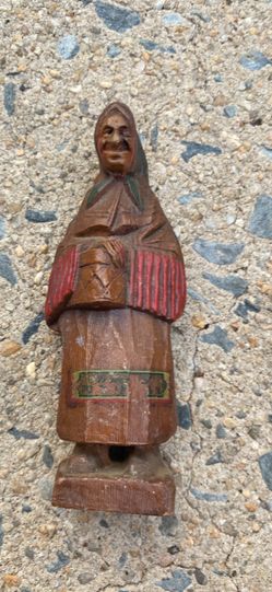 vintage SyrocoWood "Old Woman with Basket" figurine