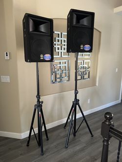 Yamaha S112V Speakers with Adjustables Stands