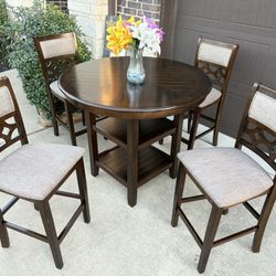 Beautiful Counter Height Dining Set. Table with 4 matching chairs. Good condition, USED!