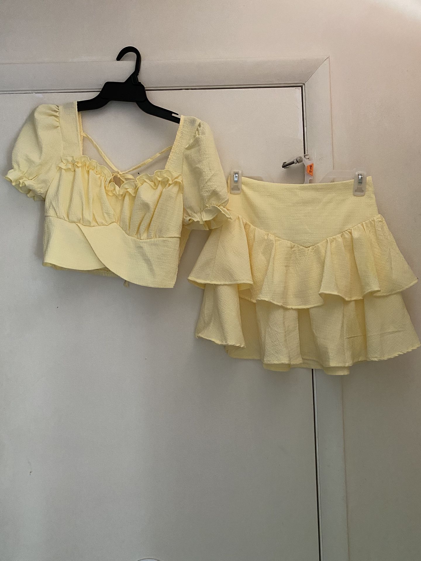 Juniors Yellow Skirt Outfit