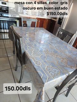 mesa de madera  color gris oscuro 4 sillas