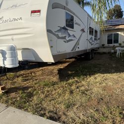 2006 Coachman Chaparral 32ft one slide out