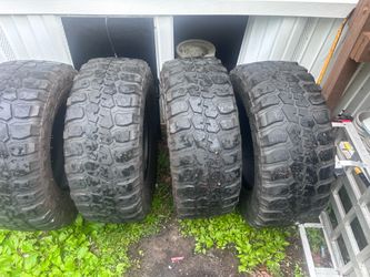 35/12.5/17 tire still have some meat