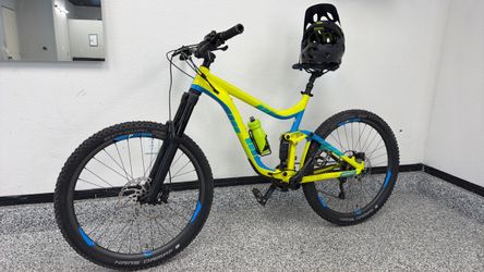 Full suspension Giant 27.5 mountain bike