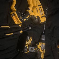 Dewalt Set.   Nailer ,hammer driver,pliers Plus 1 Battery