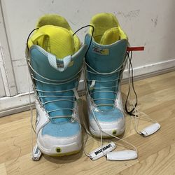 Used Women Boots Size 7 Burton Imprint 1
