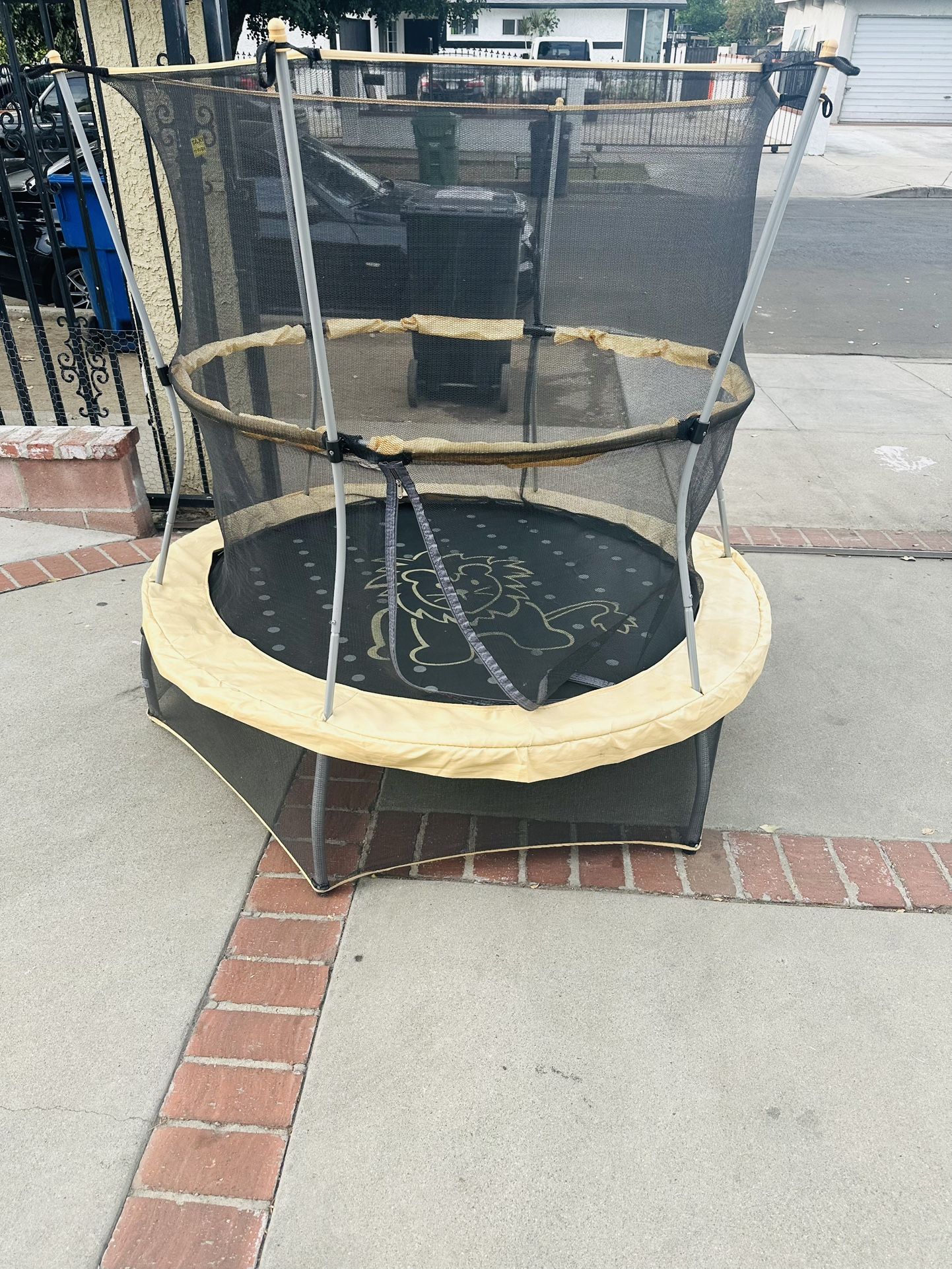 Trampolin para niños. Ubicación ‼️OJO CERCANA ‼️a 5 minutos de 14200 Van Nuys blvd Arleta Ca 91331