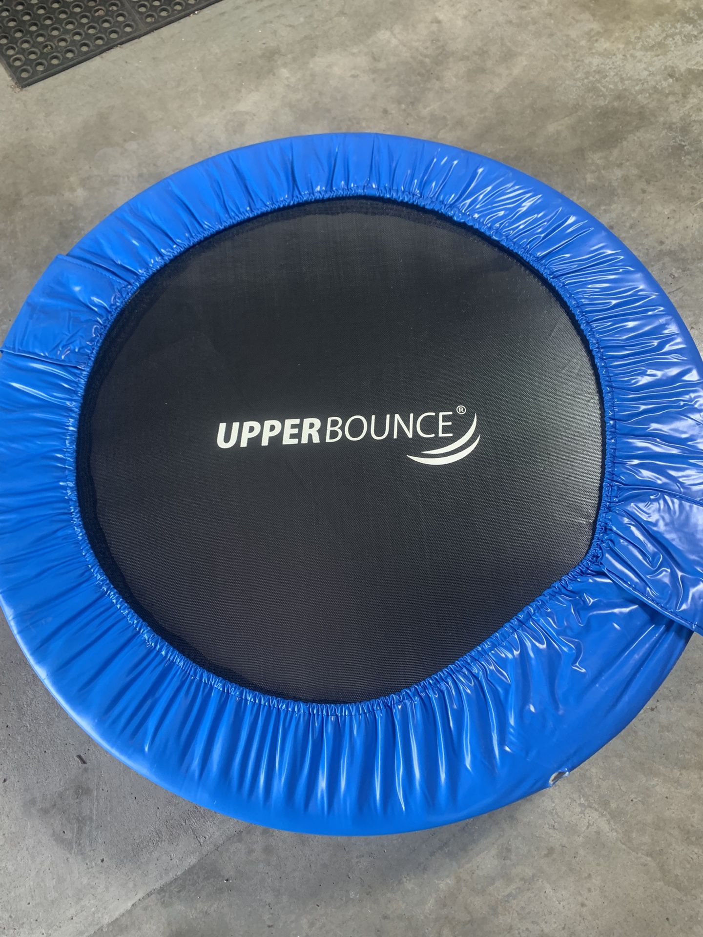 Smell trampoline.  3’8” wide. 9 inches tall.  (great condition) 30$